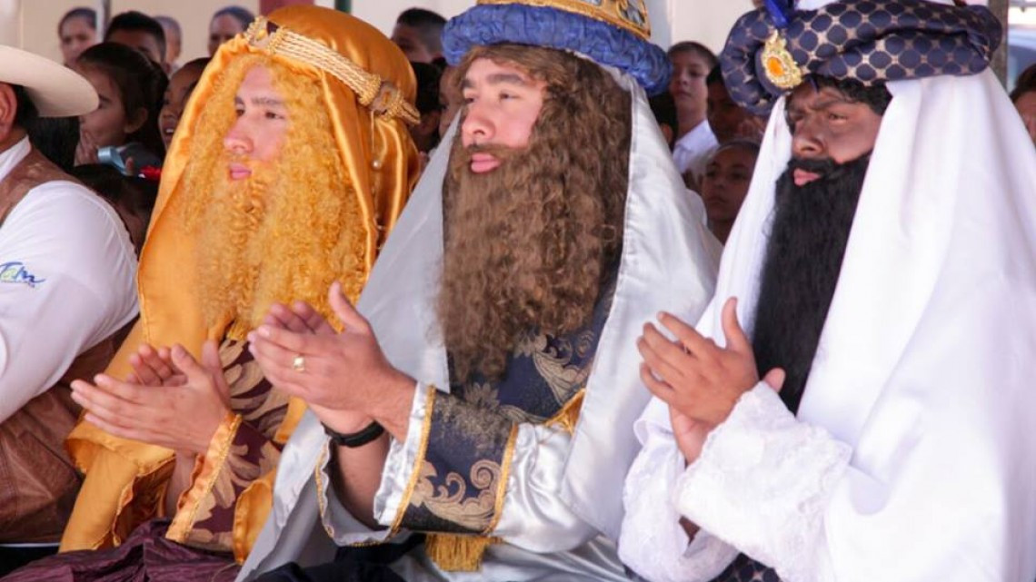 Reyes Magos visitan escuela primaria y CAIC