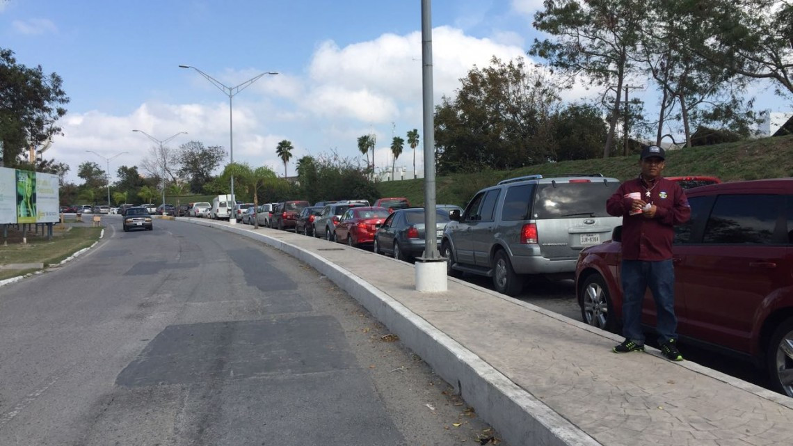 Puentes Internacionales de Matamoros registran largas filas y tiempo de espera de hasta 3 horas   