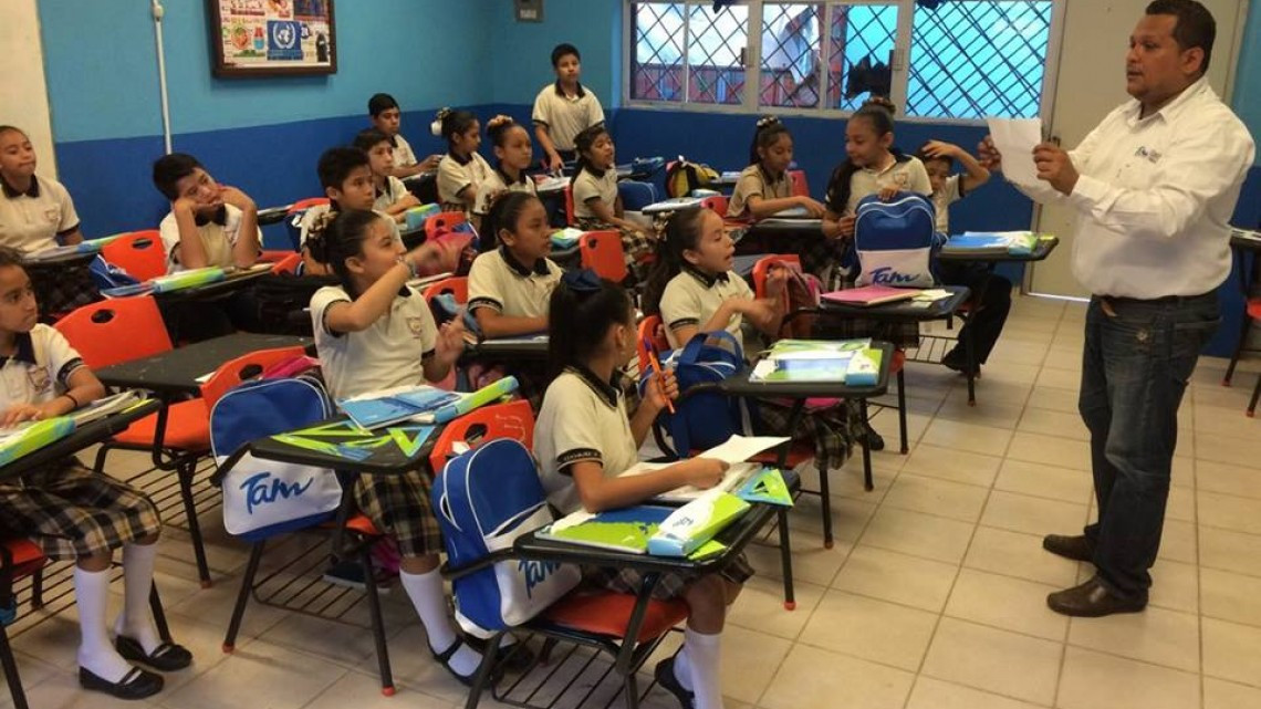 Entregan apoyo a escuelas dañadas por lluvias