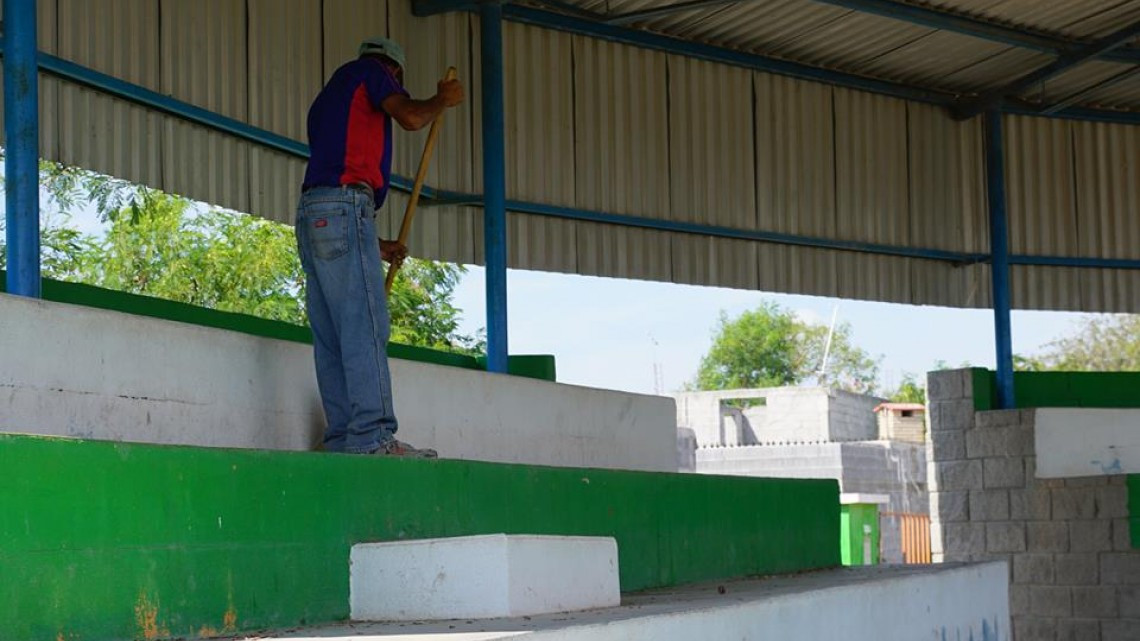 Realizan mantenimiento en parque de béisbol