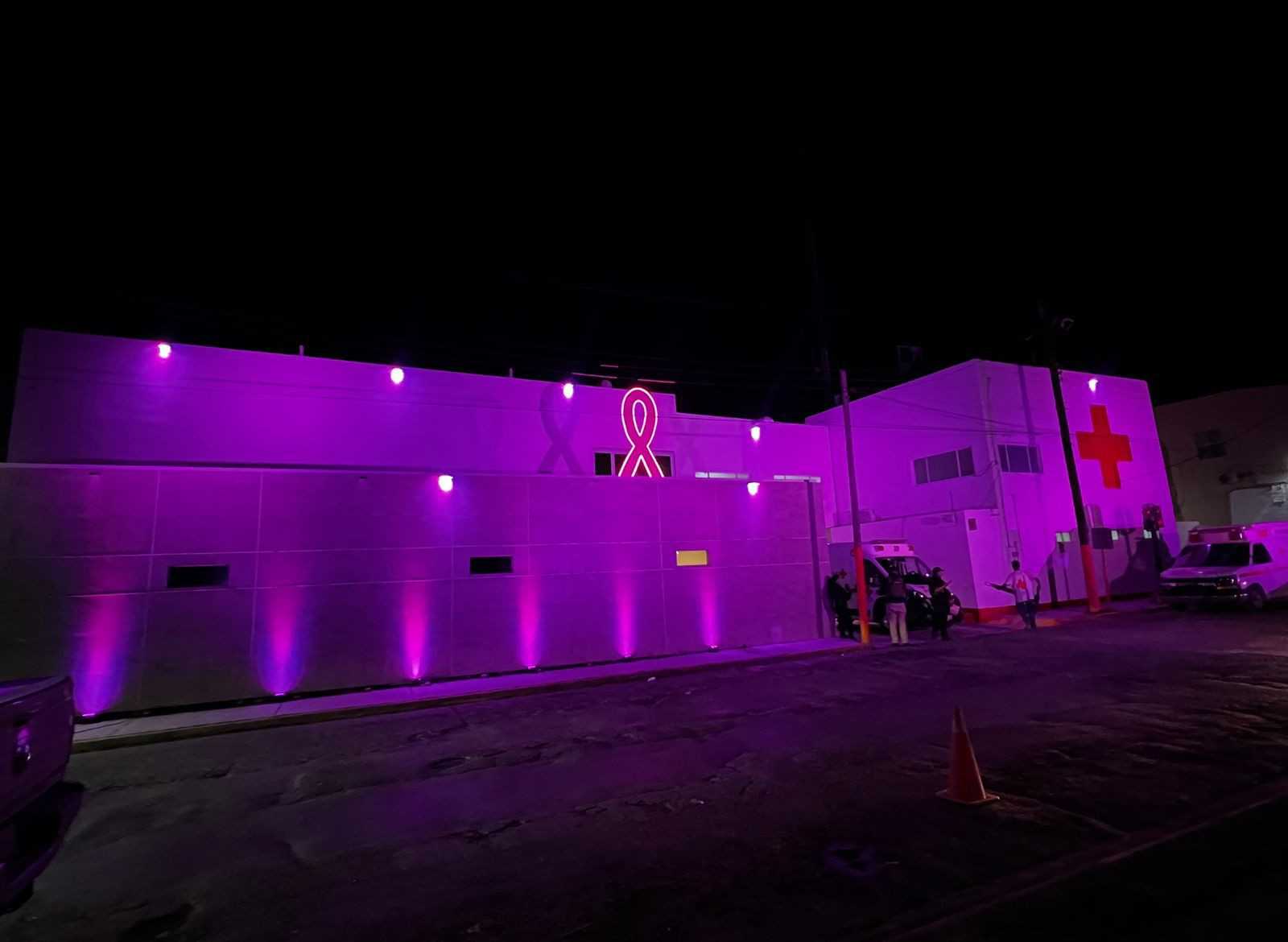 Cruz roja se ilumina de Rosa contra el cáncer de mama