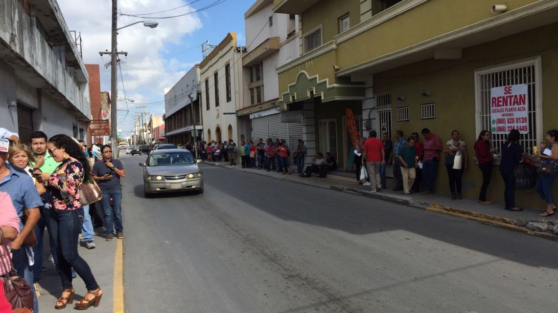 Abarrotan la oficina fiscal en Matamoros