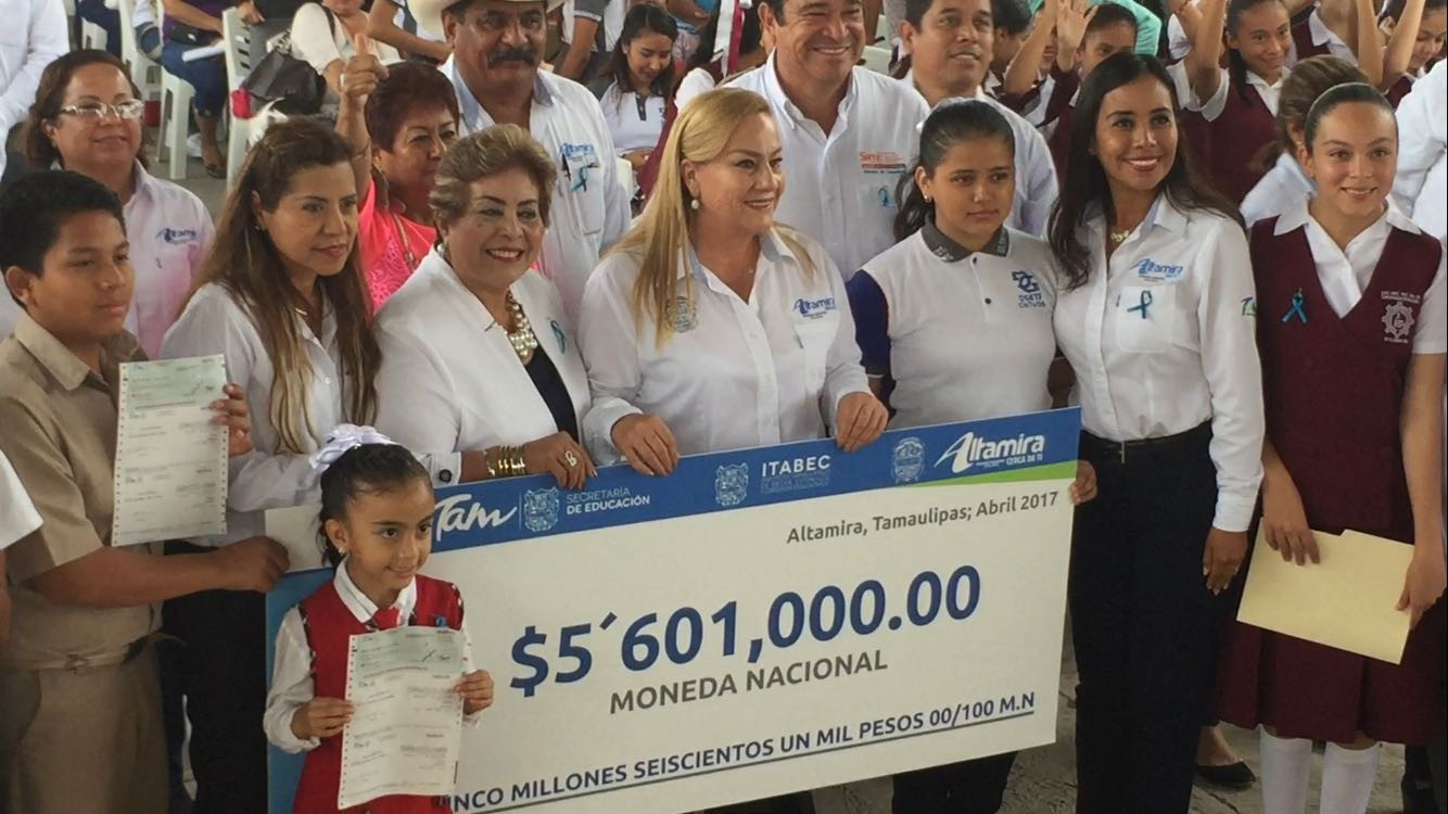 Premian desempeño académico con becas escolares