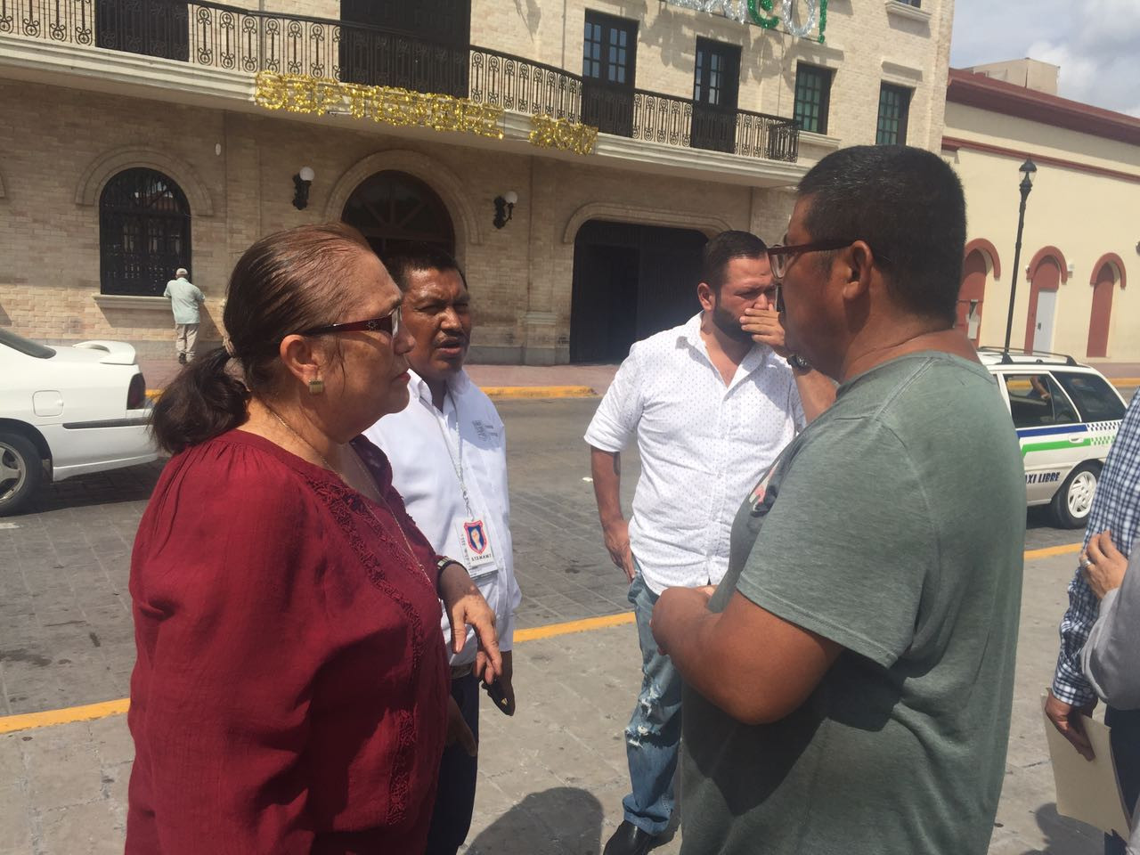 Empleados reclaman vales de despensa al municipio