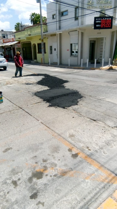Rehabilitan cuadrillas municipales calles de la Zona Centro