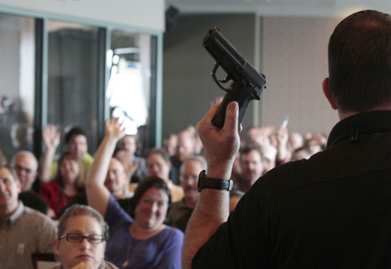 Escuelas en Texas contarán con profesores armados