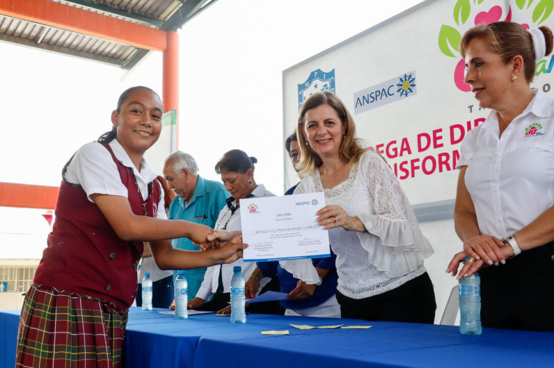 Impulsa Aida Feres de Nader cursos de formación a los alumnos de primaria