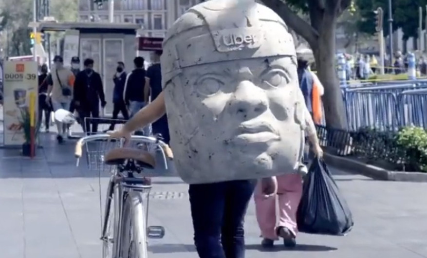 Repartidor utiliza mochila con forma de cabeza olmeca