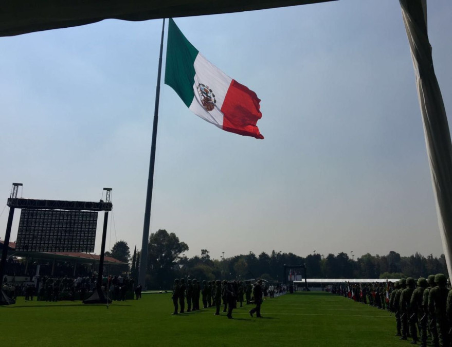 EPN considera que "no importa" izamiento de cabeza de bandera