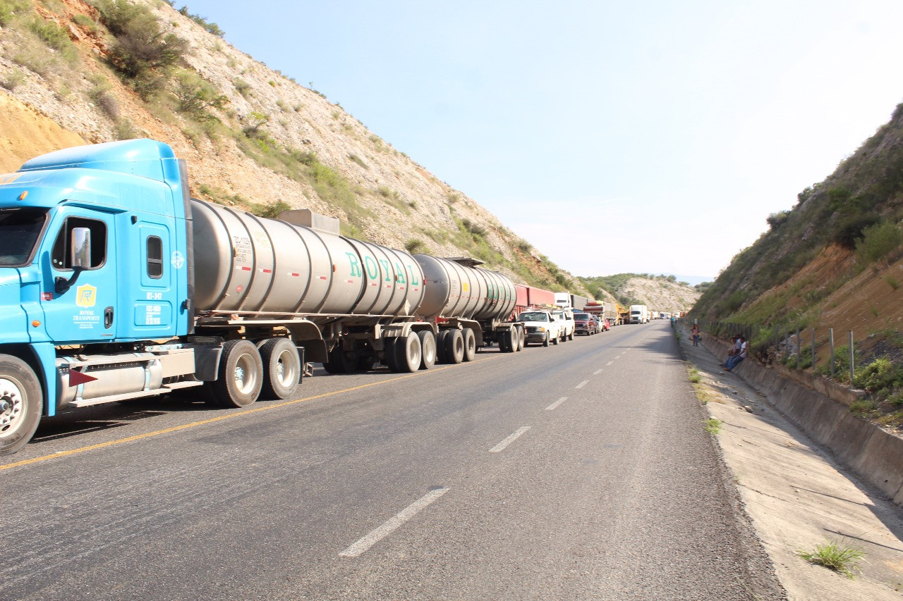 Desconocen identidad de fallecidos en accidente de autobús