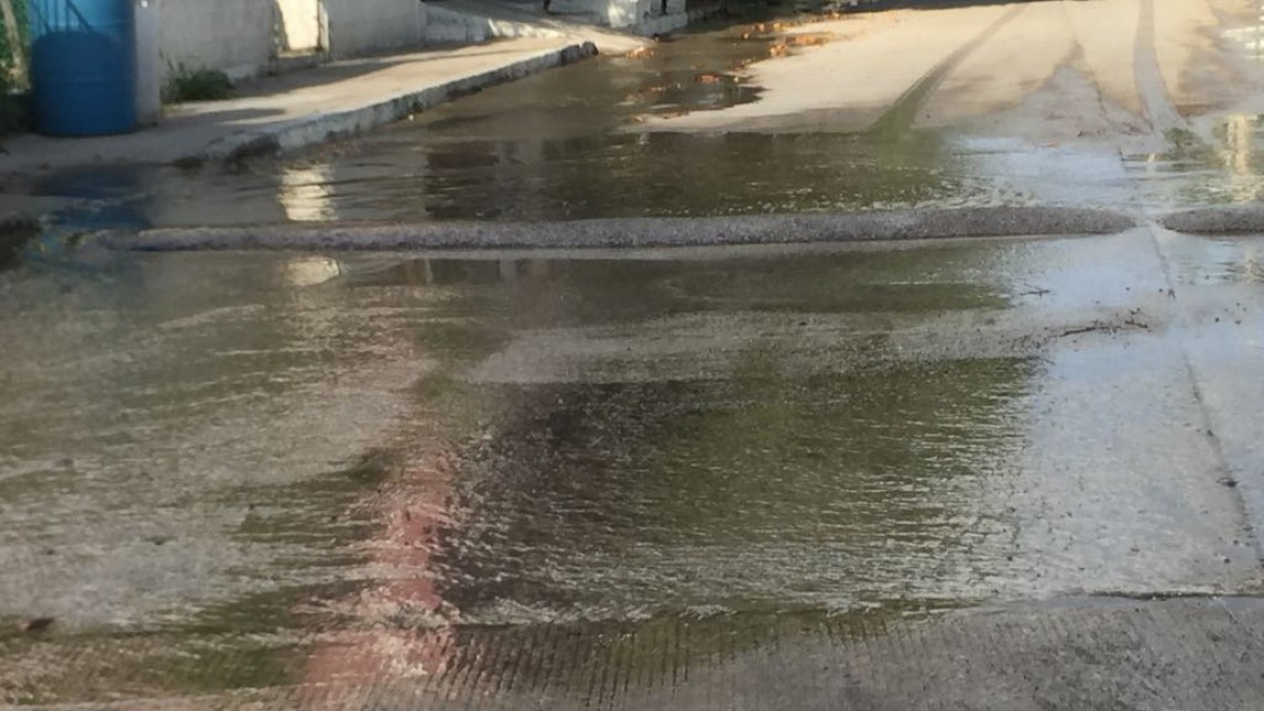 Agua se desperdicia por enorme fuga en sector Montealto