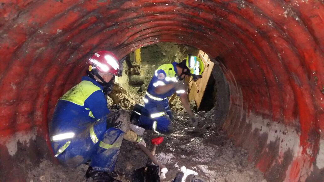 Localizan cuerpo de mujer que cayó en socavón en Monterrey