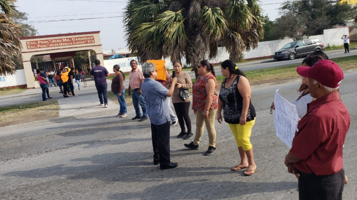 Madres de familia bloquean la Av. Marte R. Gómez en Matamoros