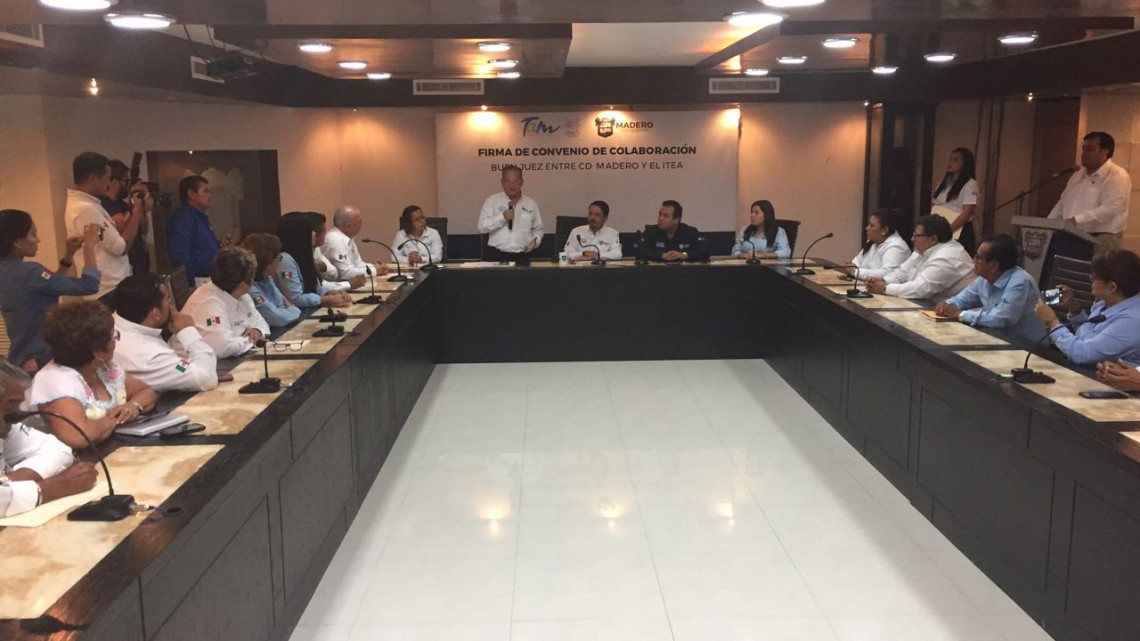 Entregan certificados de primaria y secundaria a burócratas