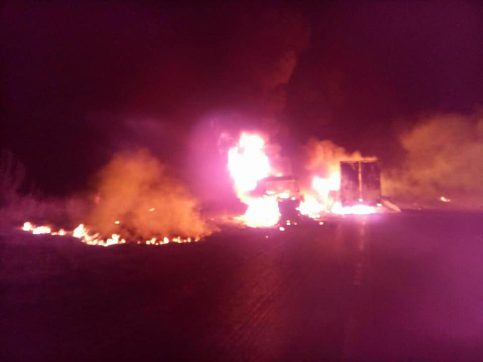 Chocan 2 tráilers en carretera Cd. Victoria-Monterrey