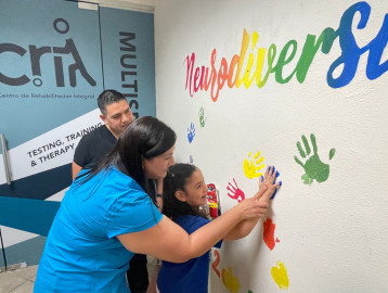 Niños y niñas autistas pintan mural para concientizar reynosenses