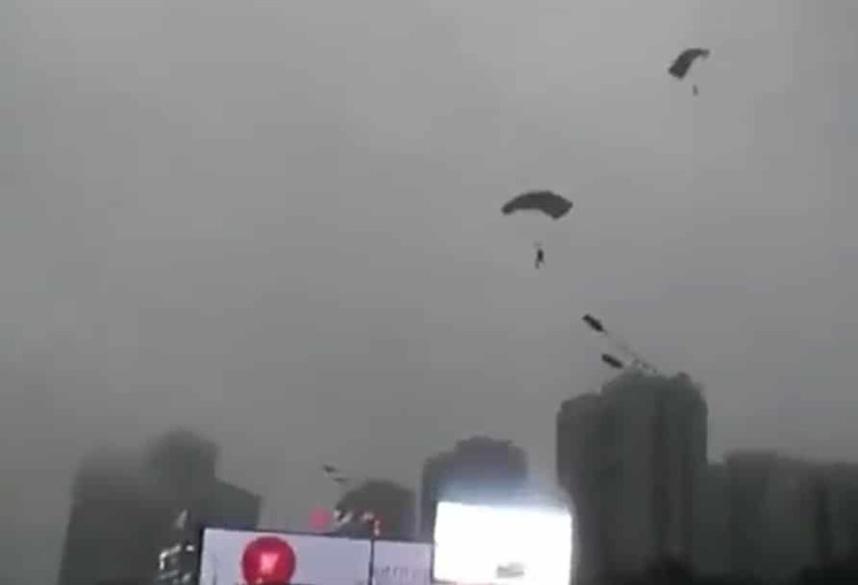 Sorprenden paracaidistas al saltar de rascacielos en Moscú