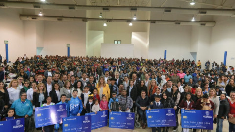 Entrega Municipio tarjetas por 100 mdp en Becas