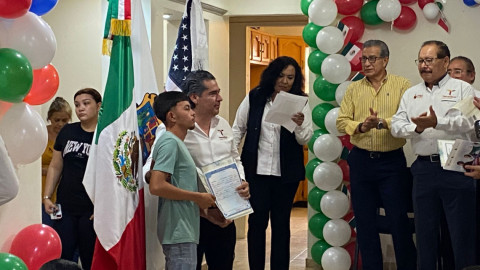 Entregan actas de doble nacionalidad