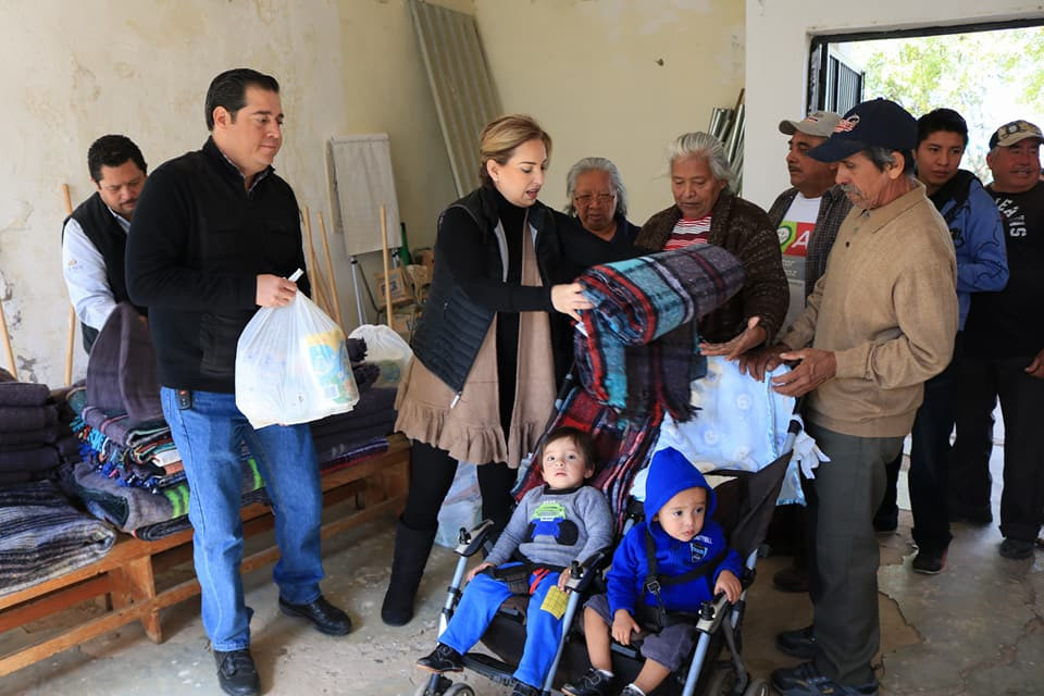 Entregan cobijas de “Abrigando Familias con Amor”