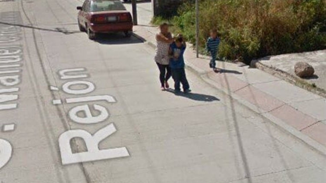 Google Maps capta jalón de pelo de una madre a su hijo