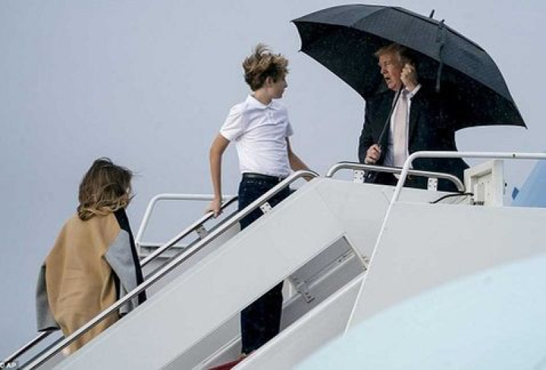 Trump olvida a su esposa, para adueñarse de paraguas