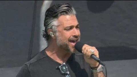 Jaime Camil se equivoca al cantar el himno de EU