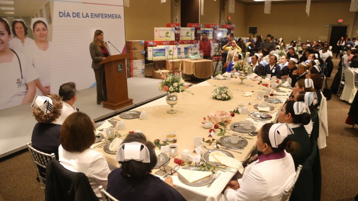 Dedica Maki Ortiz festejo a enfermeras en su día