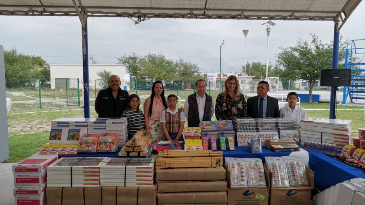 Realiza Ayuntamiento, entrega de material didáctico a Tamul Los Muros