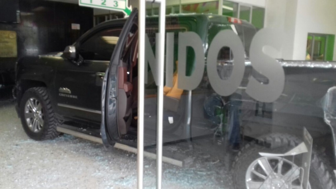 Camioneta se impacta en presidencia municipal de Rio Bravo