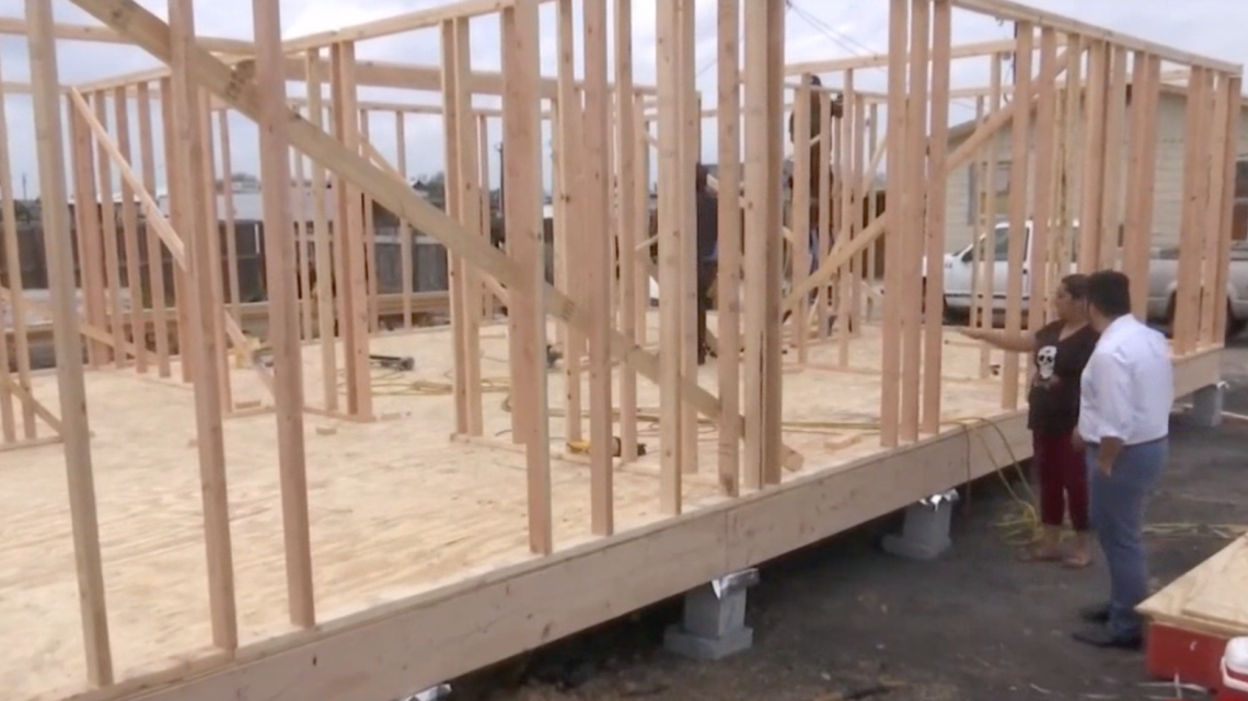 Logran reconstruir su hogar gracias al apoyo comunidad 