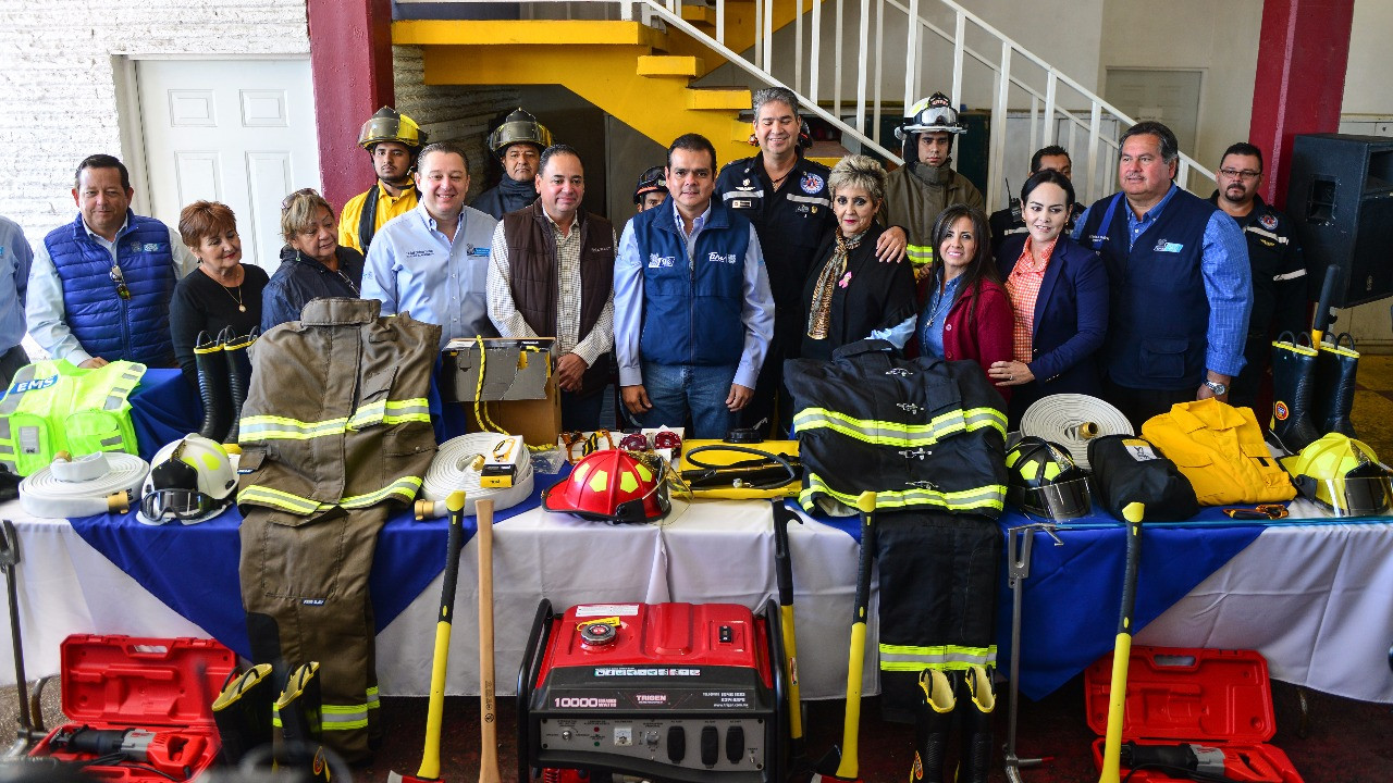 Entregan equipo de trabajo a Bomberos 