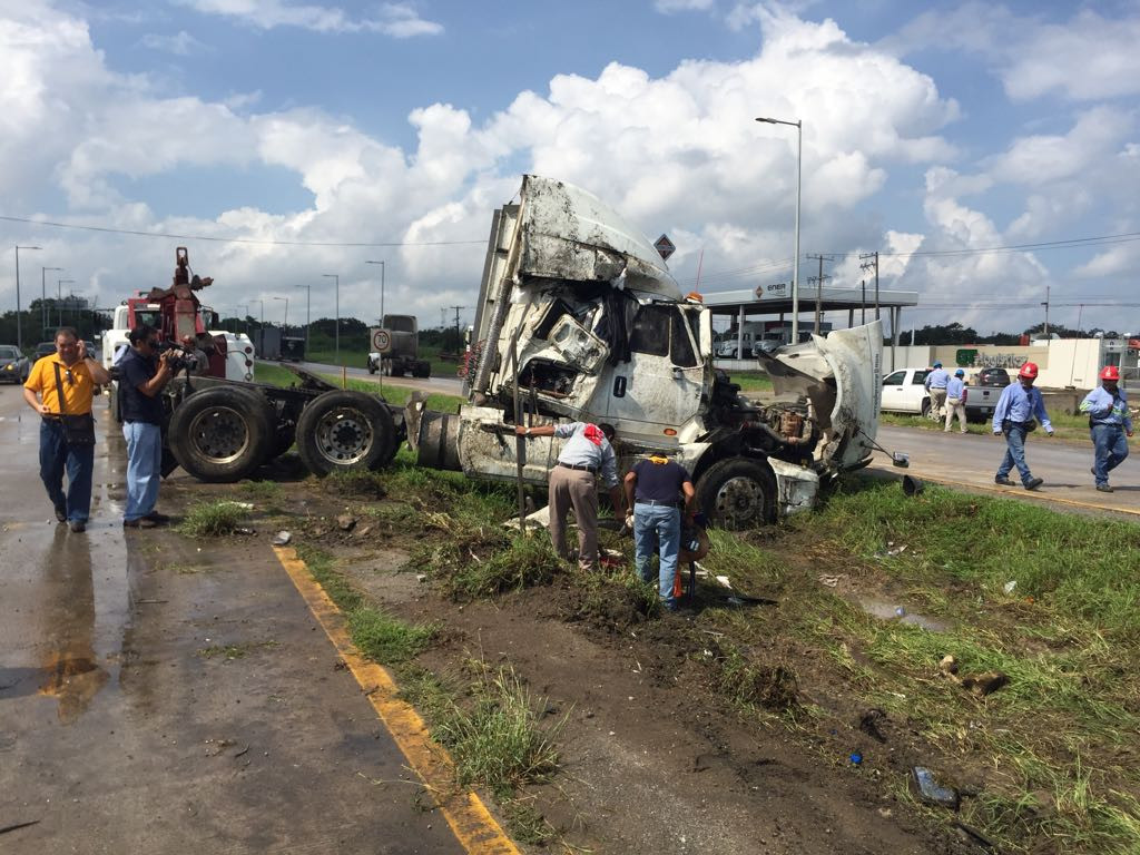 Daños materiales, deja volcadura de tractocamión cerca del puerto de Altamira