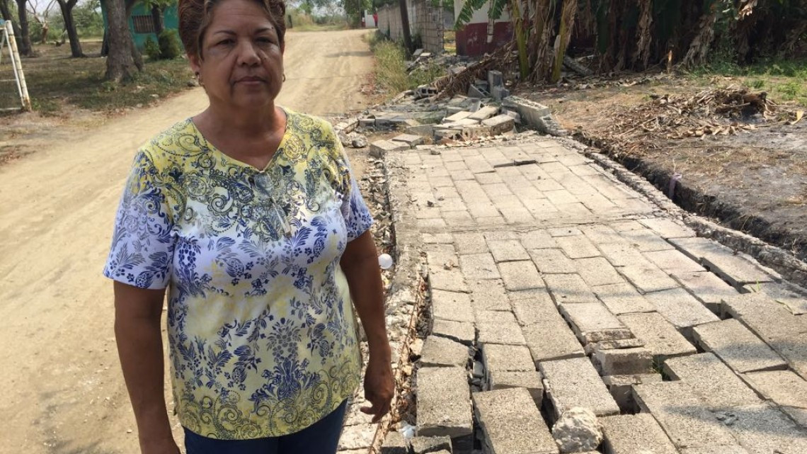 Barda sin cimientos en riesgo de caer sobre estudiantes