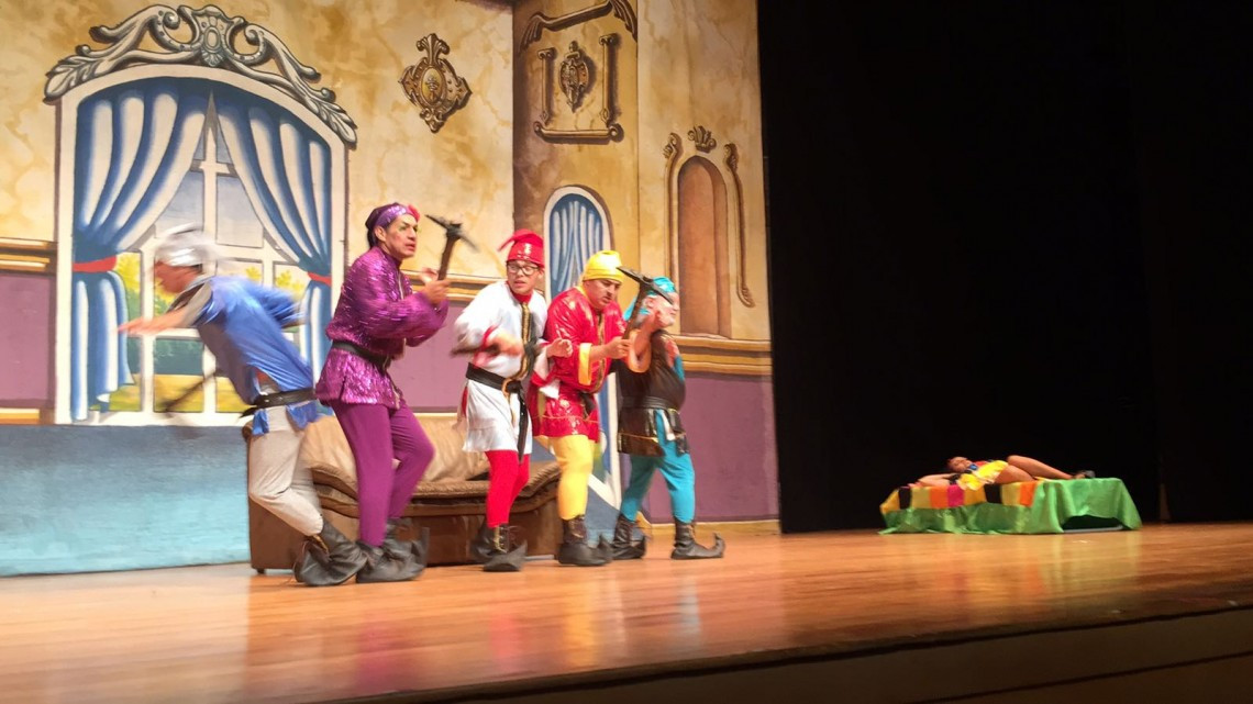 "Blanca Cheves y los 7 briagos" ponen a reír los tampiqueños