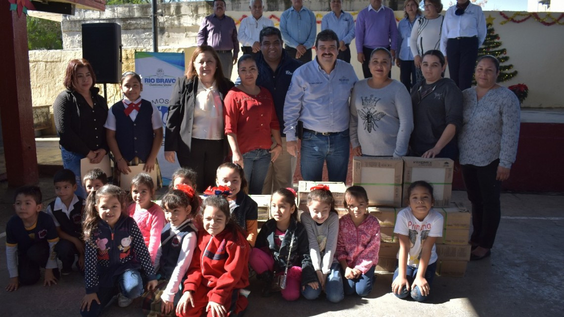 Padres de familia agradecen al Presidente Municipal su compromiso con la educación