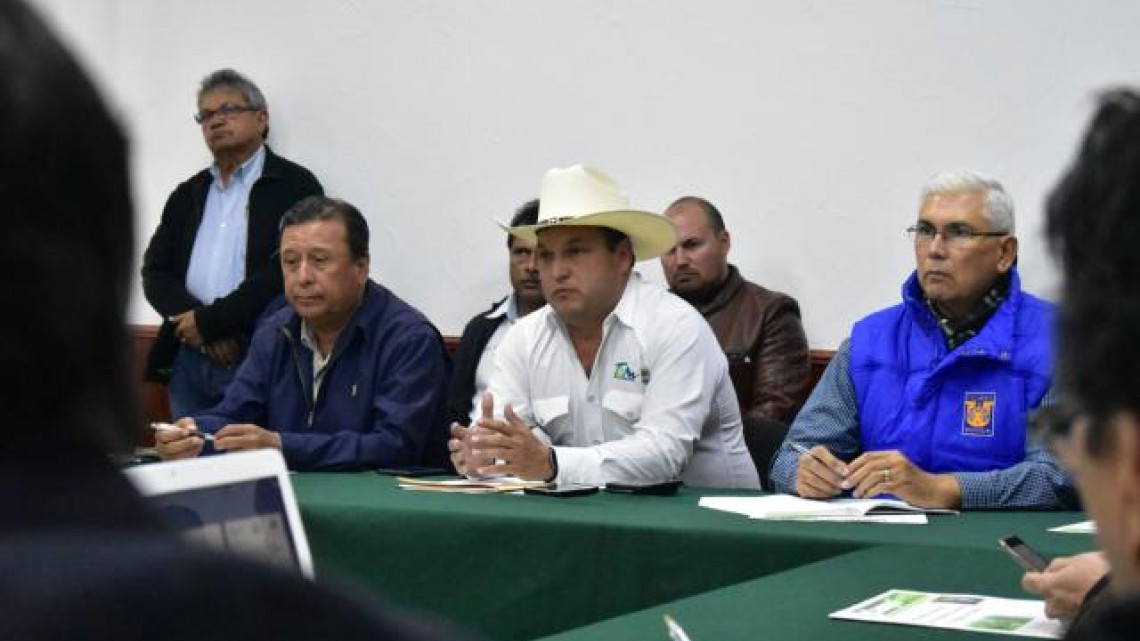Buscan convencer a campesinos que siembren soya
