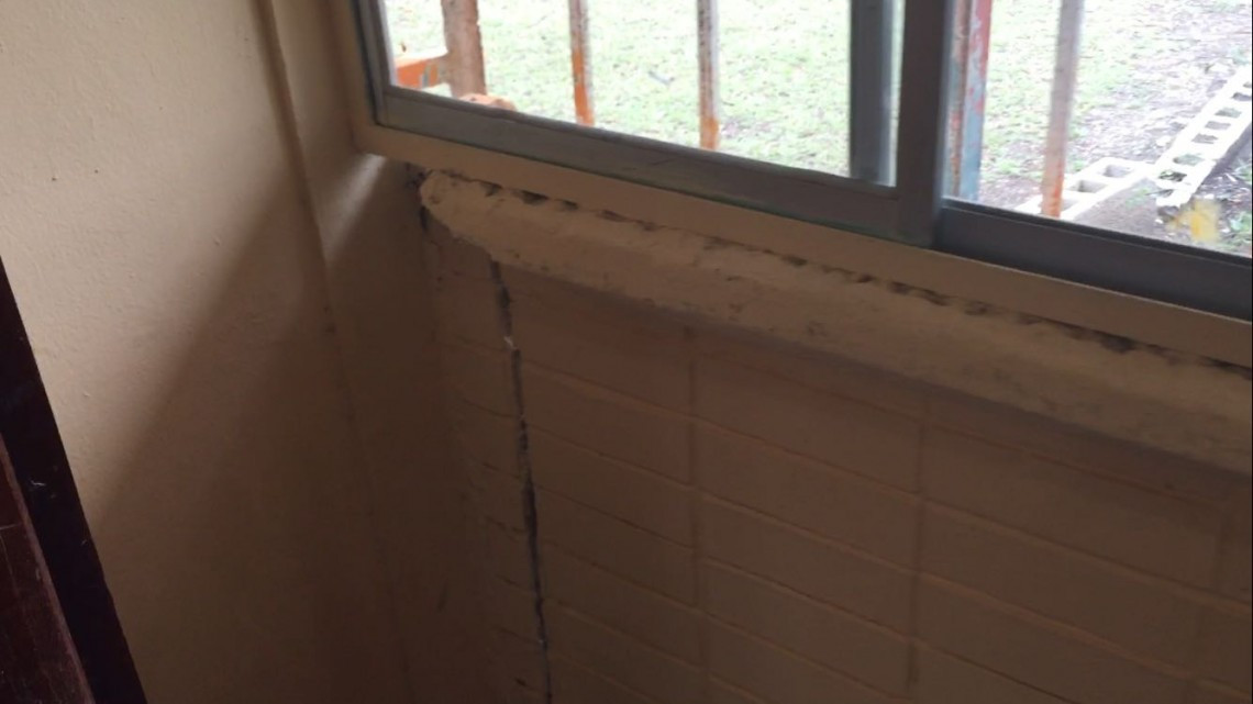 Paredes y pisos se quiebran en escuela primaria que se hunde