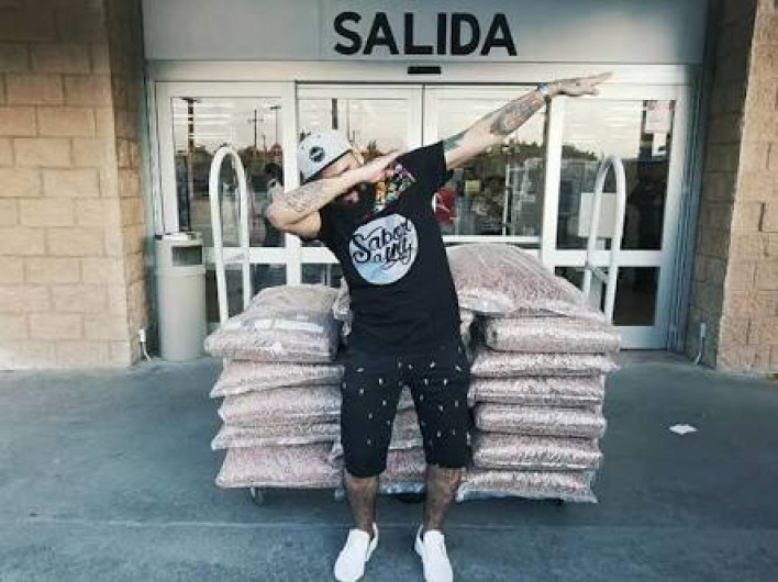 Aprovecha error de tienda, compra y dona a canes