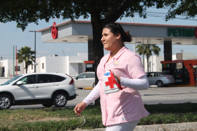 Estudiantes colaboran en colecta de Cruz Roja