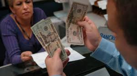 Se vende el dólar en $17.70 en promedio en casas de cambio