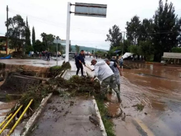 Un muerto y cuatro desaparecidos tras tromba en Michoacán