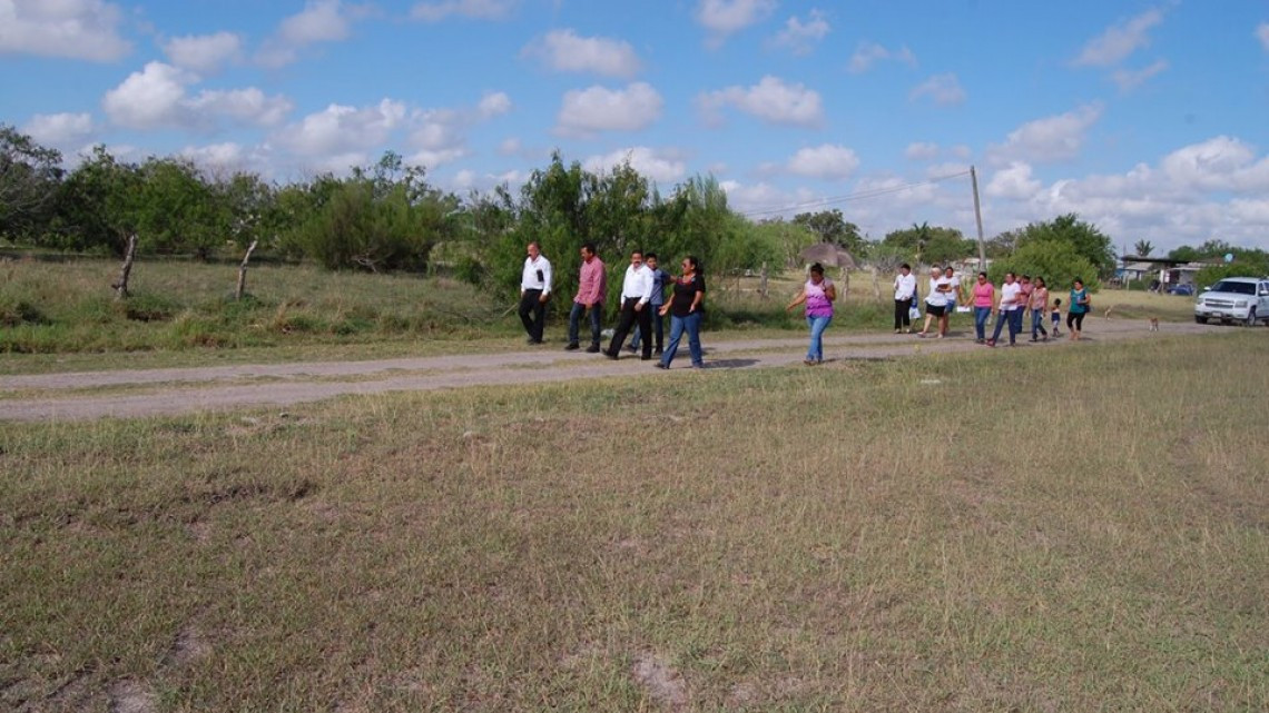 Alcalde visita a vecinos de colonia Humberto Treviño