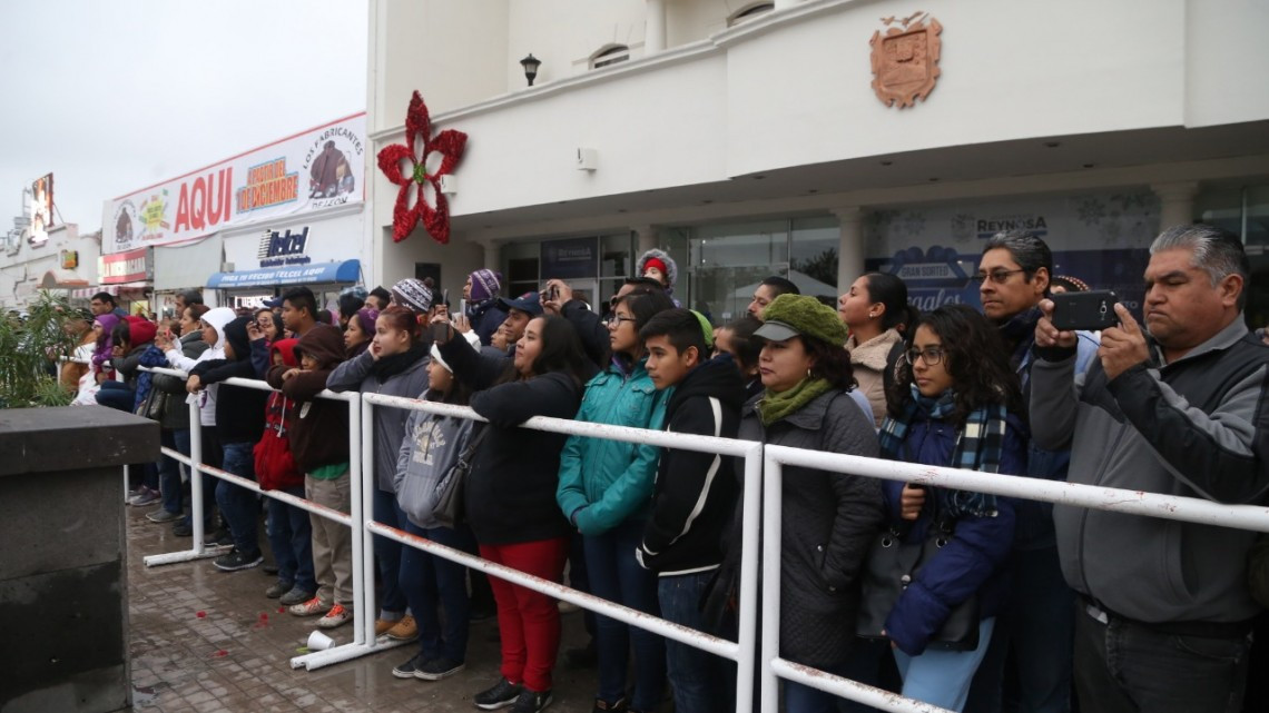 Familias disfrutan de espectacular Patinaje Artístico