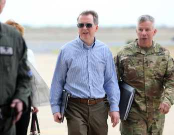 Oficial de alto rango del Departamento de Defensa visita muro fronterizo en Donna