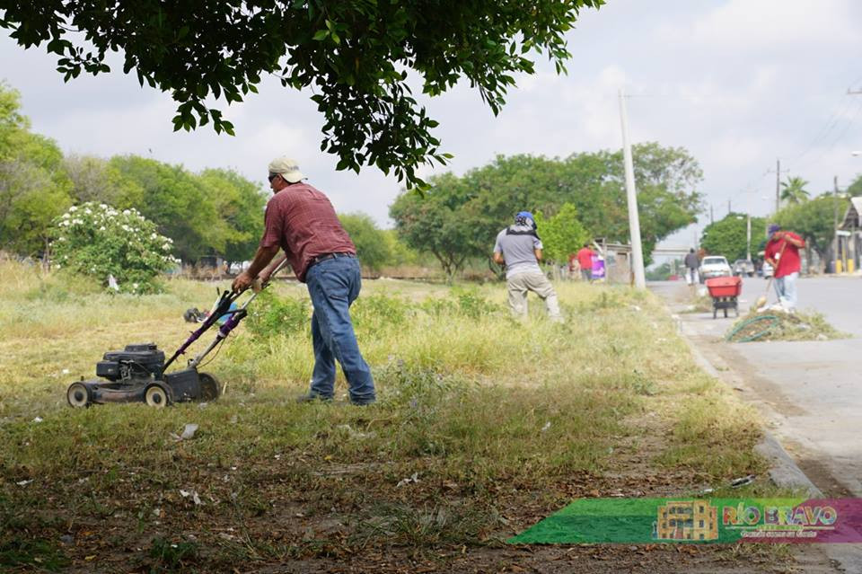 Realizan trabajos de limpieza en calle Coahuila Norte