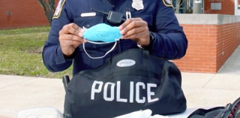 Policía le entrega cubrebocas a mujer de 85 años y ella queda conmovida