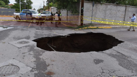 Socavón en Nuevo Laredo tras fuertes lluvias