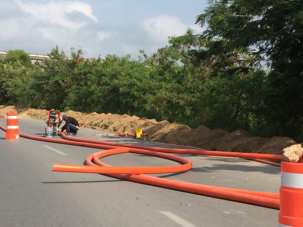 Realizan trabajos de cableado eléctrico subterráneo