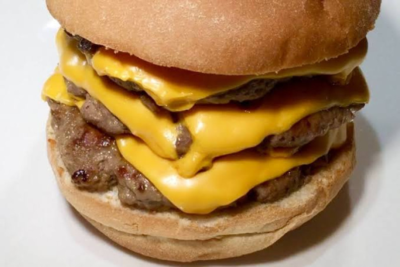 Mujer disloca su mandíbula por comer una hamburguesa de triple carne